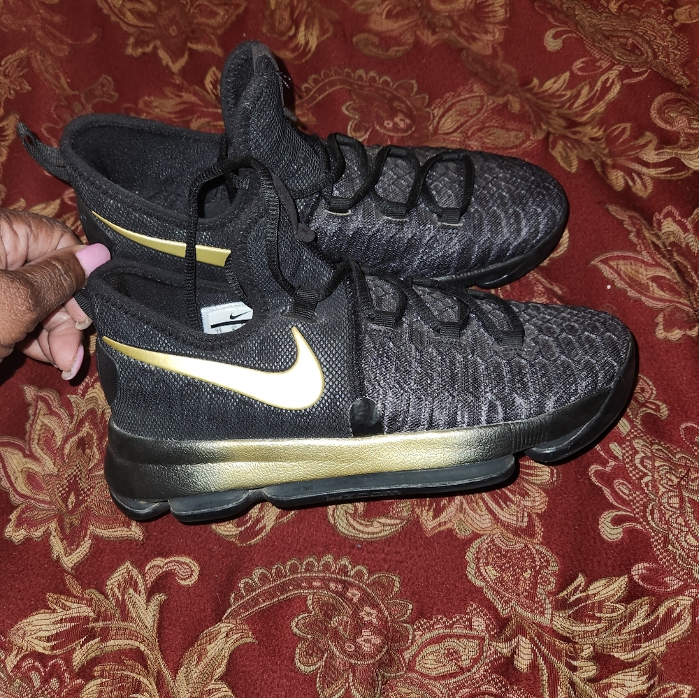 Black and gold KD tennis shoes - Picture 1 of 5